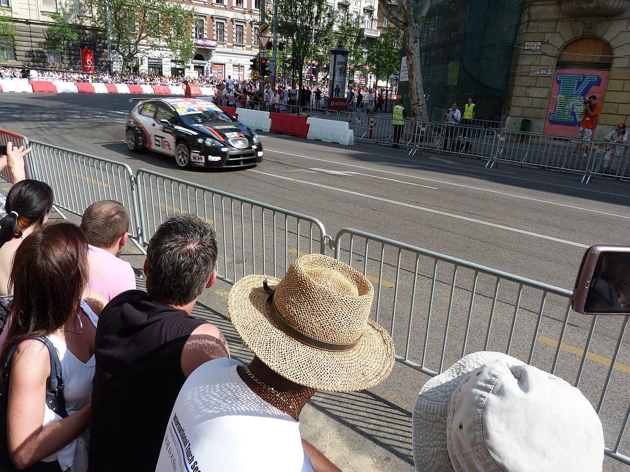 F1赛车心理课:如何在关键时刻稳住(职业联赛视角)